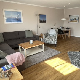 Großzügiges Wohnzimmer mit Essbereich