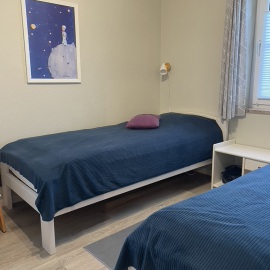 Schlafzimmer mit zwei Einzelbetten, ideal für Kinder oder Freunde