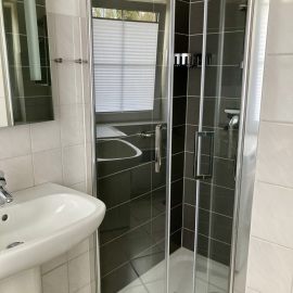 Barrierearme Dusche mit niedrigem Einstieg und Glasabtrennung