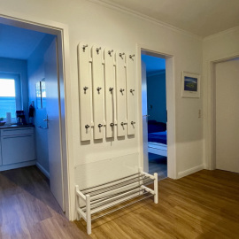 Einladender Flur mit Garderobe und Zugang zu allen Wohnräumen