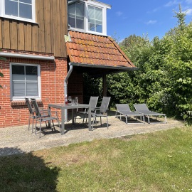 Große möblierte Terrasse mit Blick ins Grüne